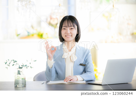 接待處的女性企業形象 123060244