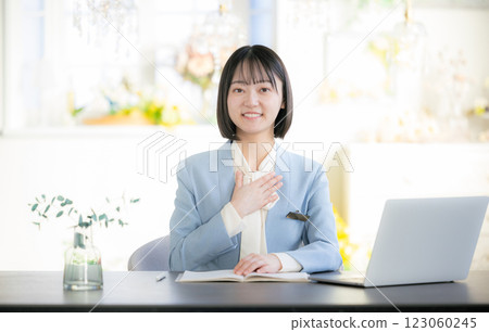 接待處的女性企業形象 123060245
