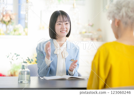 客戶服務女性業務 123060246