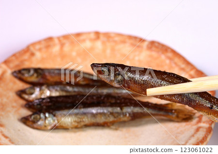 Eating smelt Eating smelt 123061022