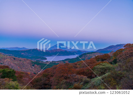 [Kanagawa Prefecture] Mt. Fuji seen from Mt. Daikanzan in Hakone in autumn at dawn 123061052