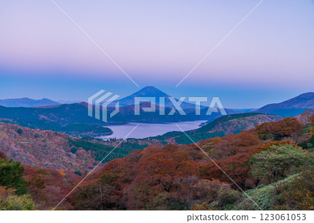 [Kanagawa Prefecture] Mt. Fuji seen from Mt. Daikanzan in Hakone in autumn at dawn 123061053