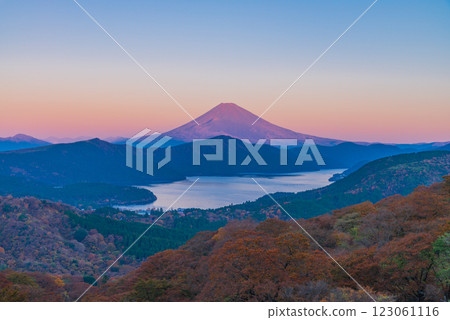 [神奈川縣]秋季黎明時分從箱根大觀山看到的富士山 123061116