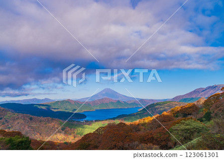 [Kanagawa Prefecture] Mt. Fuji as seen from Mount Daikanzan in Hakone, early morning in autumn 123061301