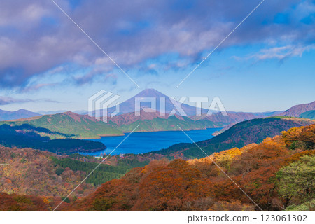 [Kanagawa Prefecture] Mt. Fuji as seen from Mount Daikanzan in Hakone, early morning in autumn 123061302