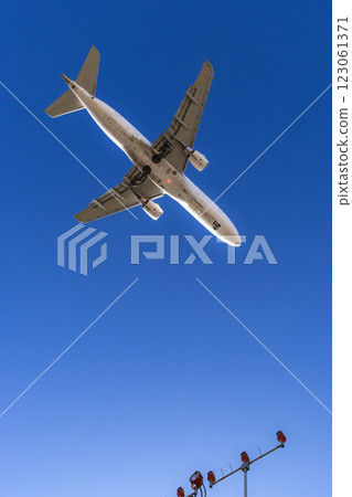 一架飛機降落在仙台國際機場 123061371
