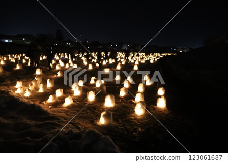 (Akita's seasonal feature: winter night view) Mini snow huts at Hebi no Sakigawara <Yokote Snow Festival> (Akita's seasonal feature: winter night view) Mini snow huts at Hebi no Sakigawara <Yokote Snow Festival> 123061687