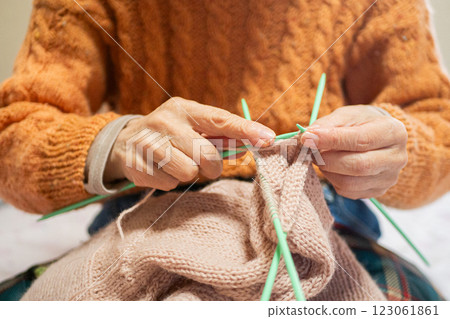 Elderly hands knitting 123061861