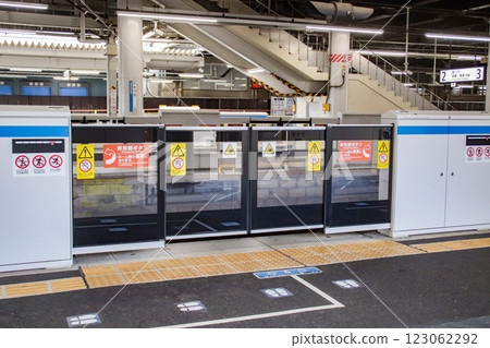 Platform doors for conventional train lines and stations Platform doors for conventional train lines and stations 123062292