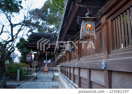 京都府京都市伏見區藤森神社、主殿、懸掛燈籠 京都府京都市伏見區藤森神社、主殿、懸掛燈籠 123062297