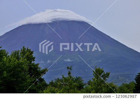 夏季從山梨縣富士河口湖町根場看到的雲霧繚繞的富士山 123062987