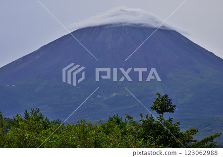 夏季從山梨縣富士河口湖町根場看到的雲霧繚繞的富士山 123062988