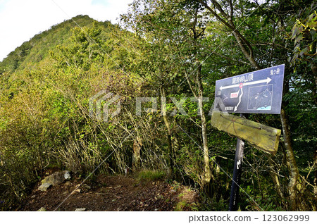 Kagikake seen from Kagikake Pass in the Misaka Mountains 123062999