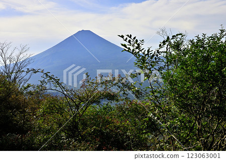 Mount Fuji as seen from Kagikake in the Misaka Mountains 123063001