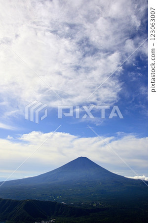 Clouds spreading over Mt. Fuji in summer at Kagikake in the Misaka Mountains Clouds spreading over Mt. Fuji in summer at Kagikake in the Misaka Mountains 123063007