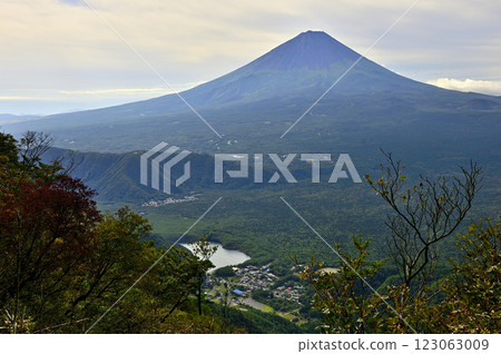 View of Mt. Fuji in summer from Mt. Yoshizawa in the Misaka Mountains View of Mt. Fuji in summer from Mt. Yoshizawa in the Misaka Mountains 123063009