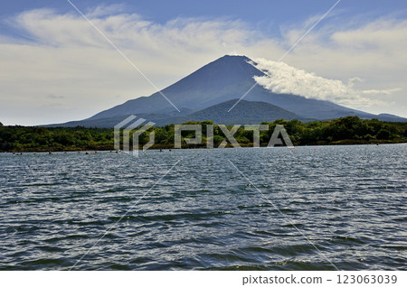 View of Mount Fuji embracing a child from Totegohama Beach at Lake Shoji in Yamanashi Prefecture 123063039