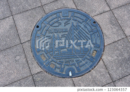 Manhole cover (Yokohama City) 123064357