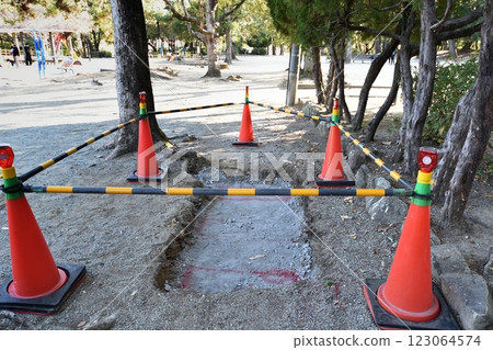 被交通錐和禁區包圍的建築工地 被交通錐和禁區包圍的建築工地 123064574