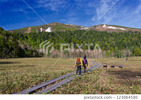 從尾瀨之原山鼻望去積雪的止佛山 123064580
