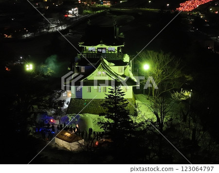 【從空中俯瞰秋田縣橫手市的夜景】橫手城<橫手冰雪節> 【從空中俯瞰秋田縣橫手市的夜景】橫手城<橫手冰雪節> 123064797