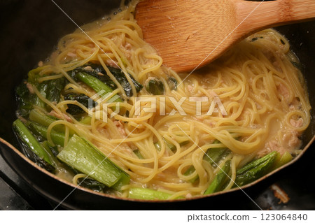 Tuna and komatsuna pasta being cooked 123064840