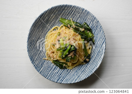 Tuna and Komatsuna Pasta 123064841