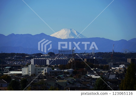 1265年11月，從成城四丁目看到的富士山在藍天下閃閃發光。 123065116