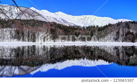 Lake Aoki and Shirouma Mountains in winter 123065307