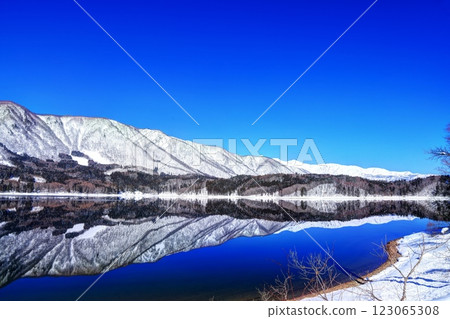 Lake Aoki and Shirouma Mountains in winter 123065308