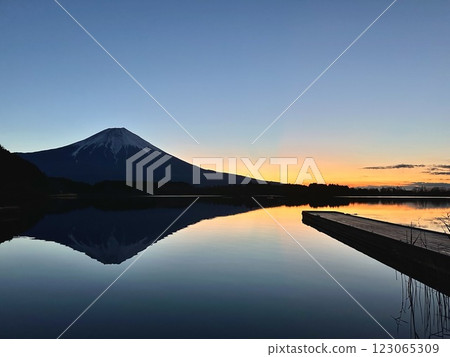 Lake Tanuki and Mt. Fuji on a quiet morning 123065309