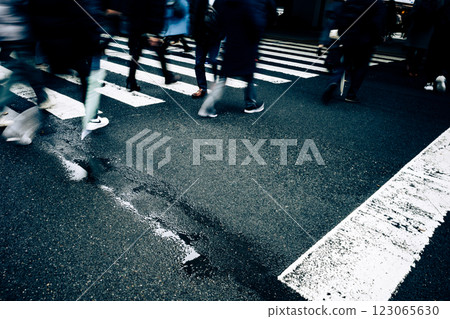 雨後過馬路的人 b-3 加上暖色 雨後過馬路的人 b-3 加上暖色 123065630