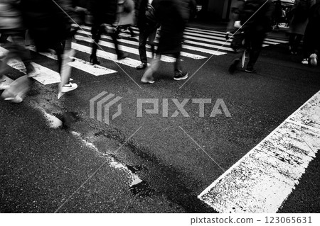 雨後過馬路的人b-4單色 雨後過馬路的人b-4單色 123065631
