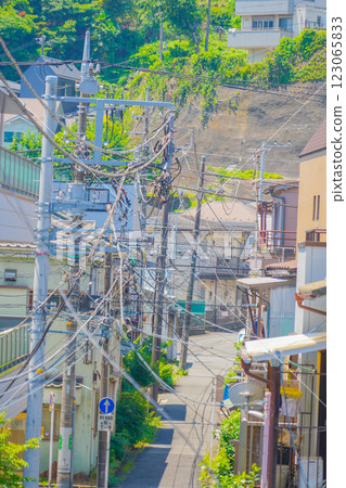 居住區和電線桿 123065833