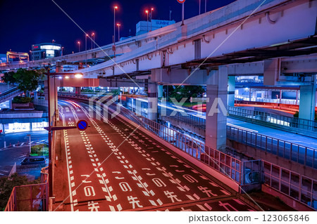 Night view of the highway in Yokohama 123065846