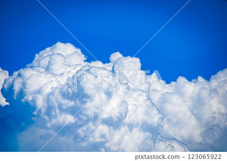 積雲和藍天的特寫鏡頭 積雲和藍天的特寫鏡頭 123065922