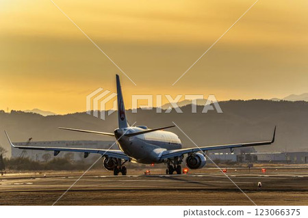 黃昏時分的仙台機場，飛機起飛，宮城縣名取市 123066375