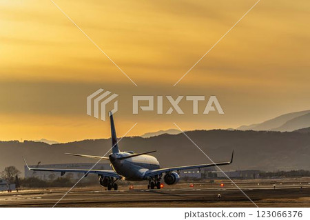 黃昏時分的仙台機場，飛機起飛，宮城縣名取市 123066376