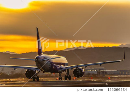 黃昏時分的仙台機場,飛機起飛,宮城縣名取市 黃昏時分的仙台機場,飛機起飛,宮城縣名取市 123066384