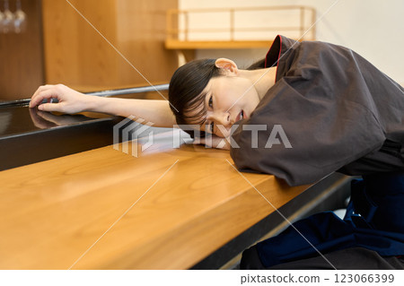 疲憊的餐廳員工 123066399