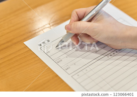 A woman filling out a resume 123066401