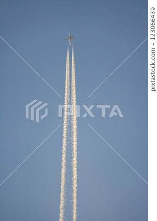 飛機和飛機雲 飛機和飛機雲 123066439