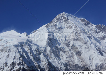 Cho Oyu, high mountain on the Nepal China Border. 123066782
