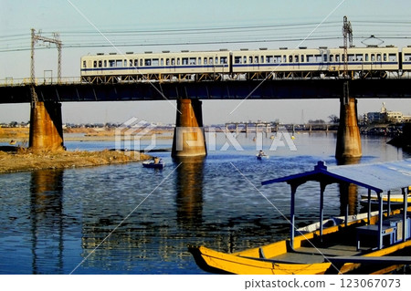 Odakyu, 5-car 4000 series trains from the time of the hanging drive crossing the old Tamagawa Bridge, January 3, 1982 123067073