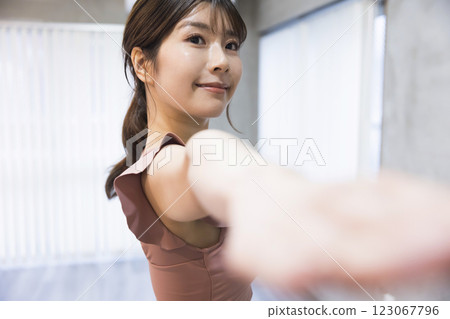 在健身房做瑜伽的年輕女子 123067796