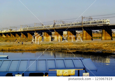 小田急電鐵，8 輛 2400 系列 HE 型車穿越舊玉川橋，1982 年 1 月 3 日 123067819