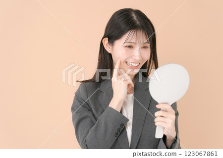 一位身穿西裝、手拿鏡的女士 123067861