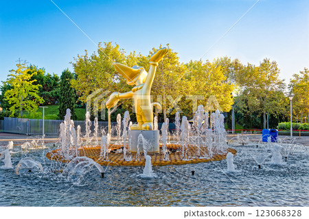 Woody Woodpecker statue in Fontaine. 123068328