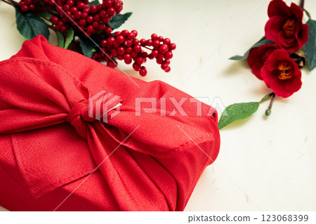 用山茶花和南天竹包裹的紅色風呂敷 用山茶花和南天竹包裹的紅色風呂敷 123068399