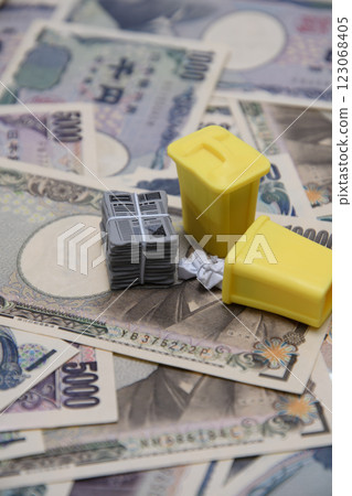 Garbage and paper money 123068405